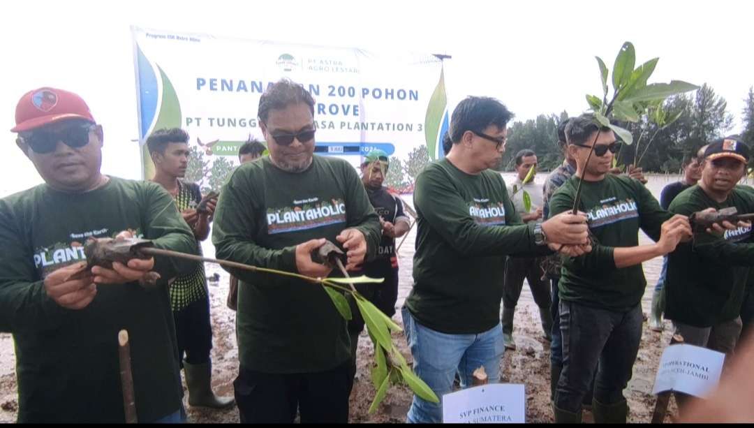 Operational Director Area Aceh - Jambi, Cipta Wibama, serta para administratur anak perusahaan Astra Agro dan AMI melakukan penanaman mangrove. (Foto: RRI)