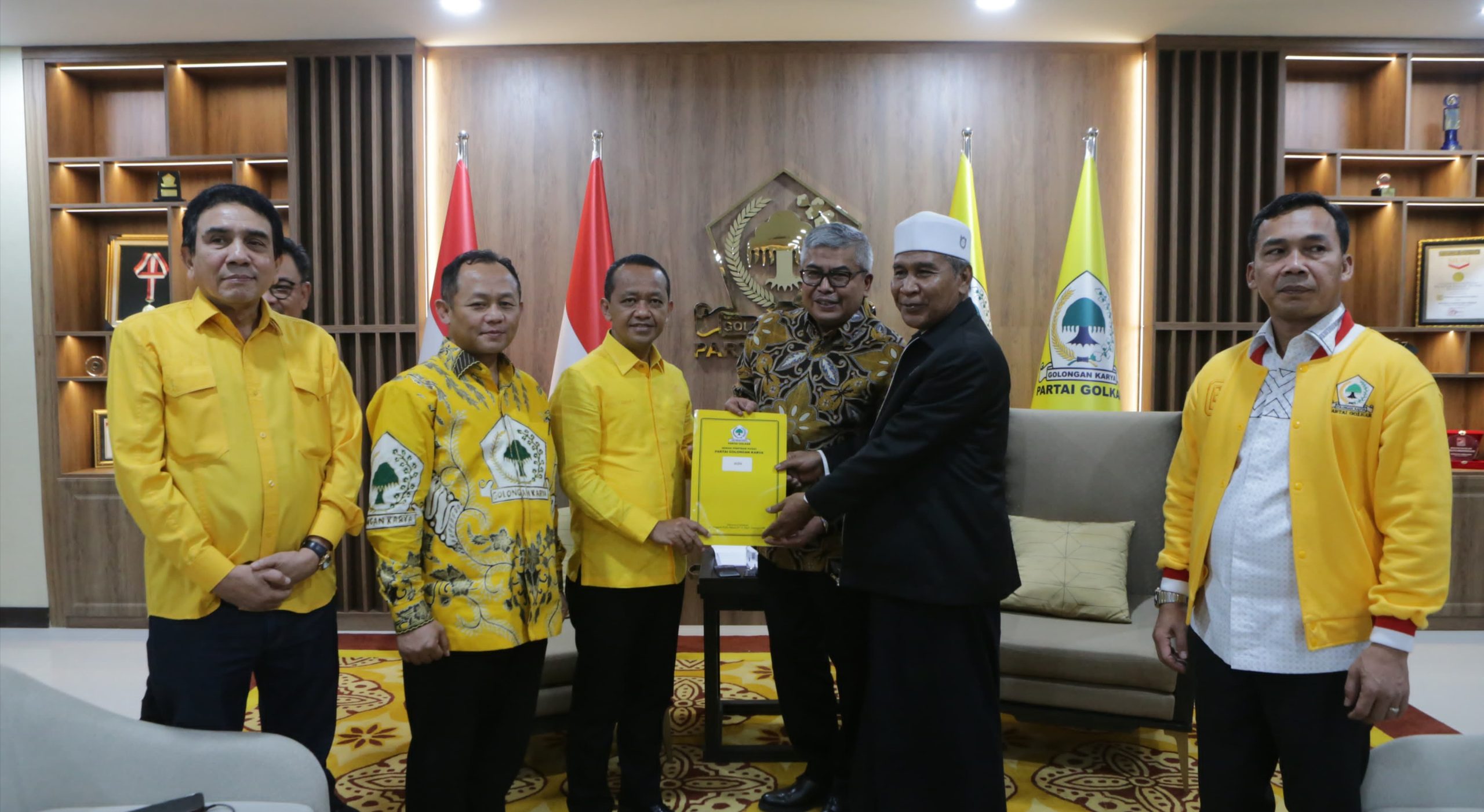 Ketua Umum Partai Golkar, Bahlil Lahadalia menyerahkan surat rekomendasi B1 KWK kepada Bustami Hamzah-Tu Sop sebagai Calon Gubernur Aceh dan Calon Wakil Gubernur Aceh di kantor DPP Jakarta. (Foto: For Nukilan)