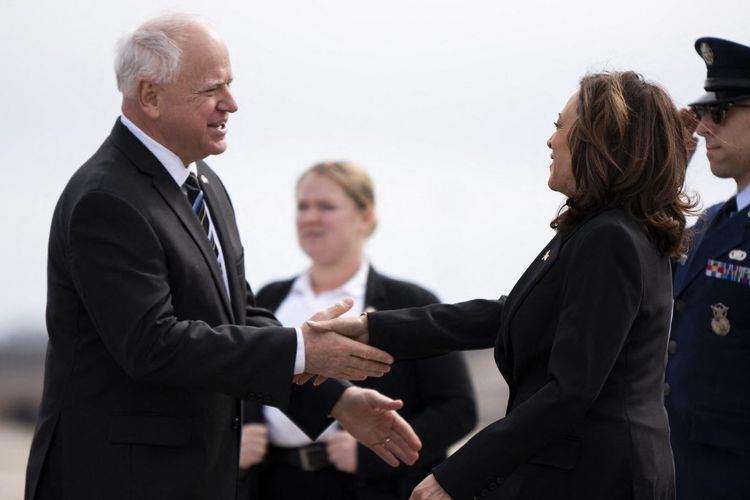 Gubernur Minnesota Tim Walz menyapa Wakil Presiden AS Kamala Harris. (Foto: AFP)