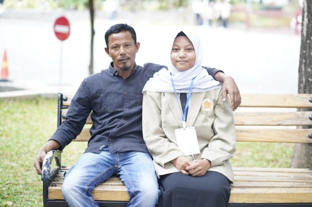 Arnia Fatmawati Mirsanda bersama Ayahanda, Arman. (Foto: UGM)