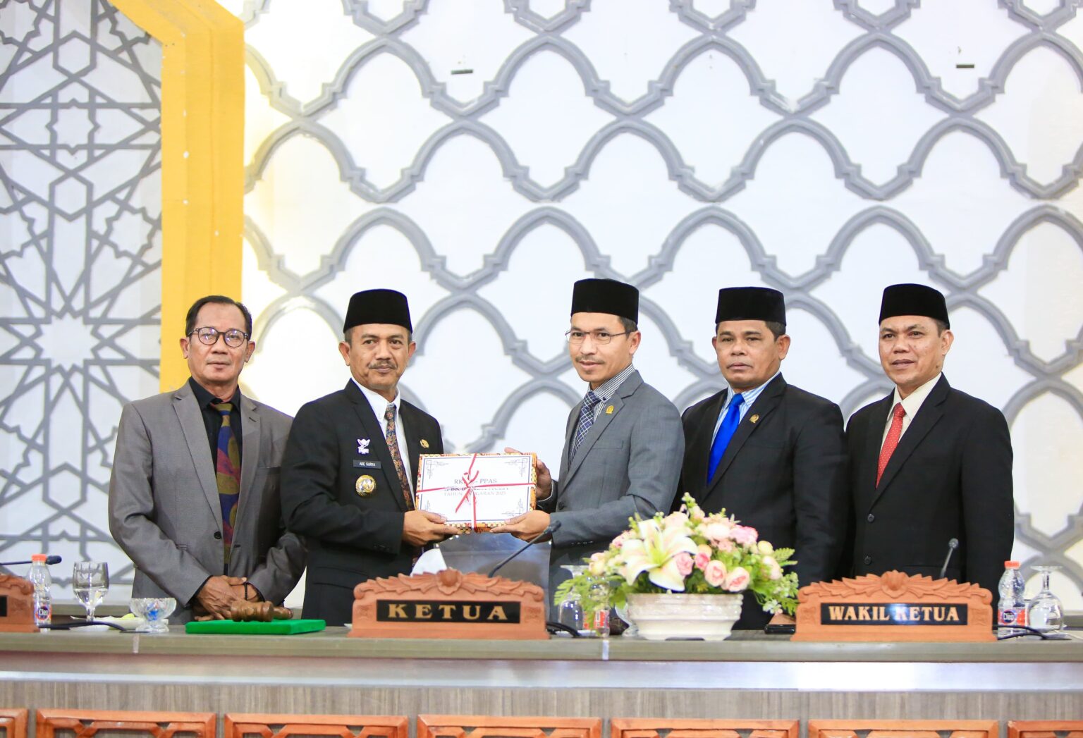 Pj Wali Kota Banda Aceh Serahkan KUA-PPAS 2025. (Foto: Diskominfotik BNA)