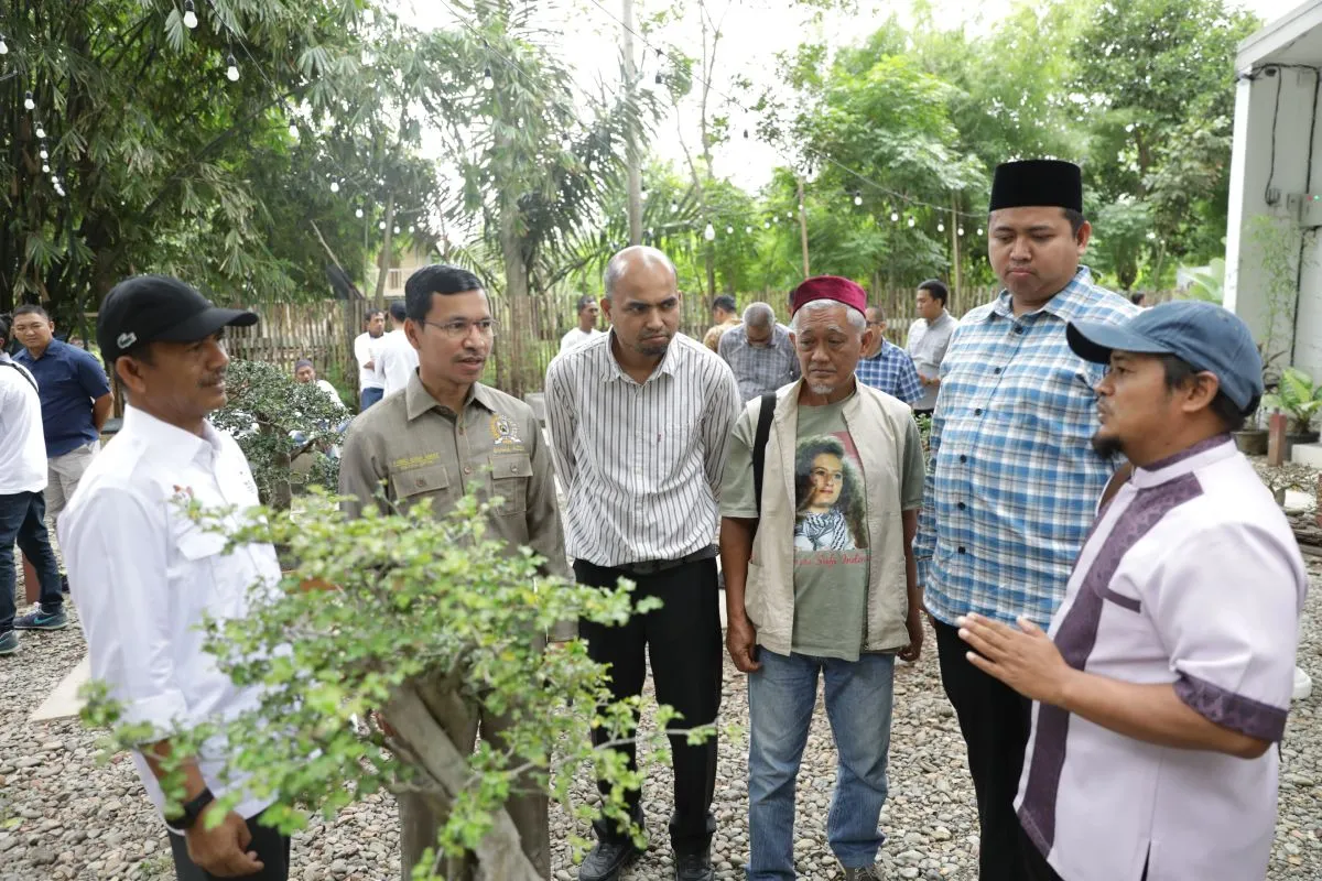 Ketua DPRK Banda Aceh Farid Nyak Umar saat melihat hias bonsai, di Banda Aceh,(Foto: ANTARA)