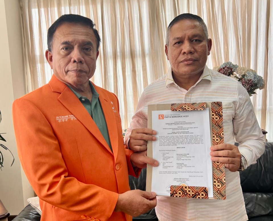 Ketua Umum DPP PNA, Irwandi Yusuf menyerahkan SK dukungan kepada Calon Bupati Aceh Selatan, H Darmansah S.Pd MM di Jakarta. (Foto: AntaranNews)