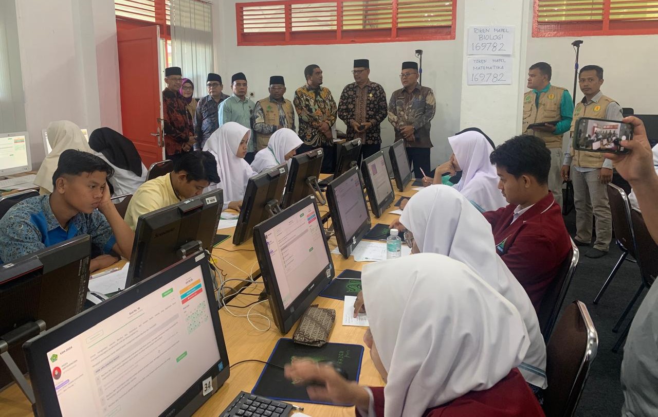 Kepala Kemenag Aceh Berikan Dukungan kepada Peserta KSM Tingkat Provinsi di Banda Aceh. (Foto: Kemenag Aceh)
