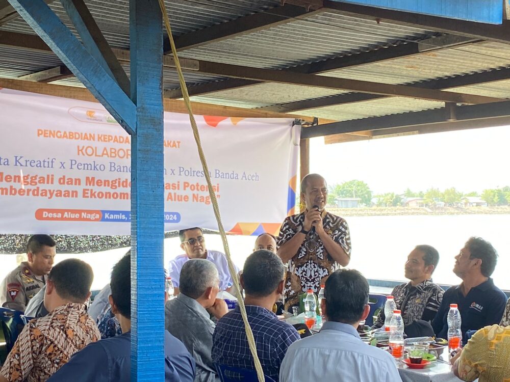 Camat Syukri Dukung Penuh Pengabdian Kepada Masyarakat di Gampong Alue Naga. (Foto: Diskominfo BNA)
