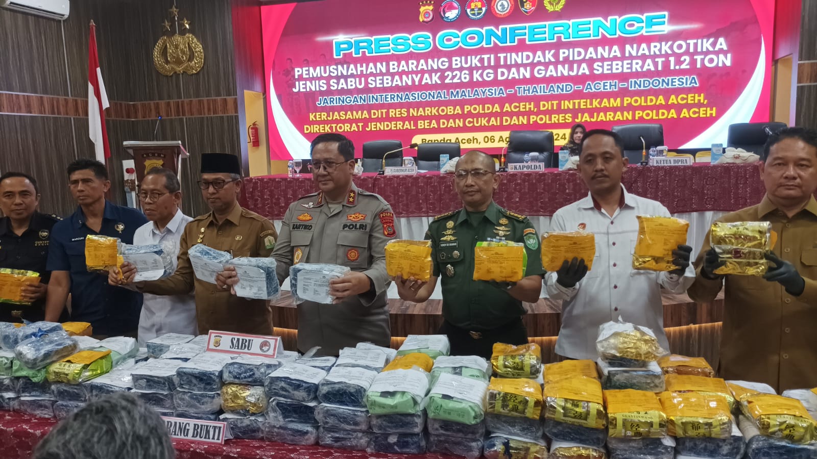 Konferensi pers pemusnahan barang bukti narkoba jenis sabu dan ganja kering. (Foto: Nukilan/Rezi)
