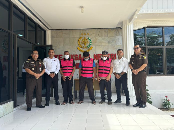 Tiga tersangka dugaan korupsi pengadaan wastafel diserahkan ke JPU di Kejaksaan Negeri, pada Senin 12 Agustus 2024. (Foto: Dok. Kejari Banda Aceh)