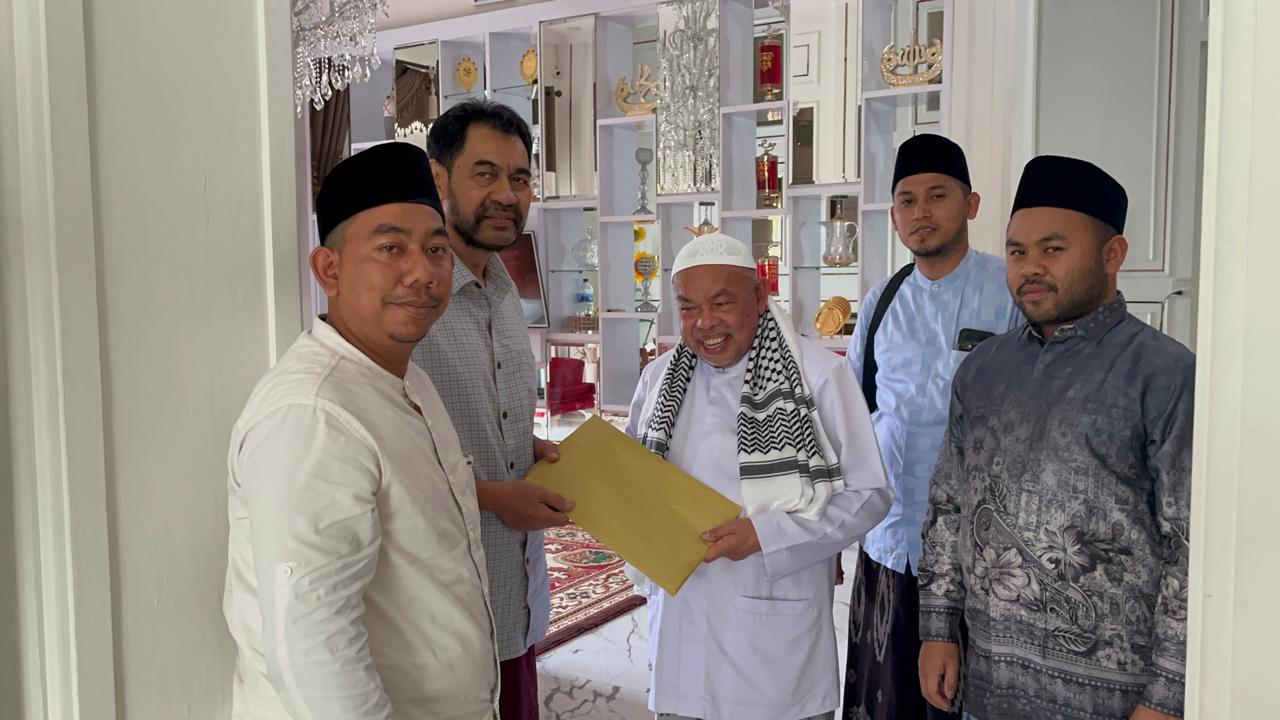Abu Paya Pasi Jumpai Muallem Serahkan Rekomendasi Dukungan Ulama untuk Tu Sop Dijadikan Cawagub. (Foto: For Nukilan)