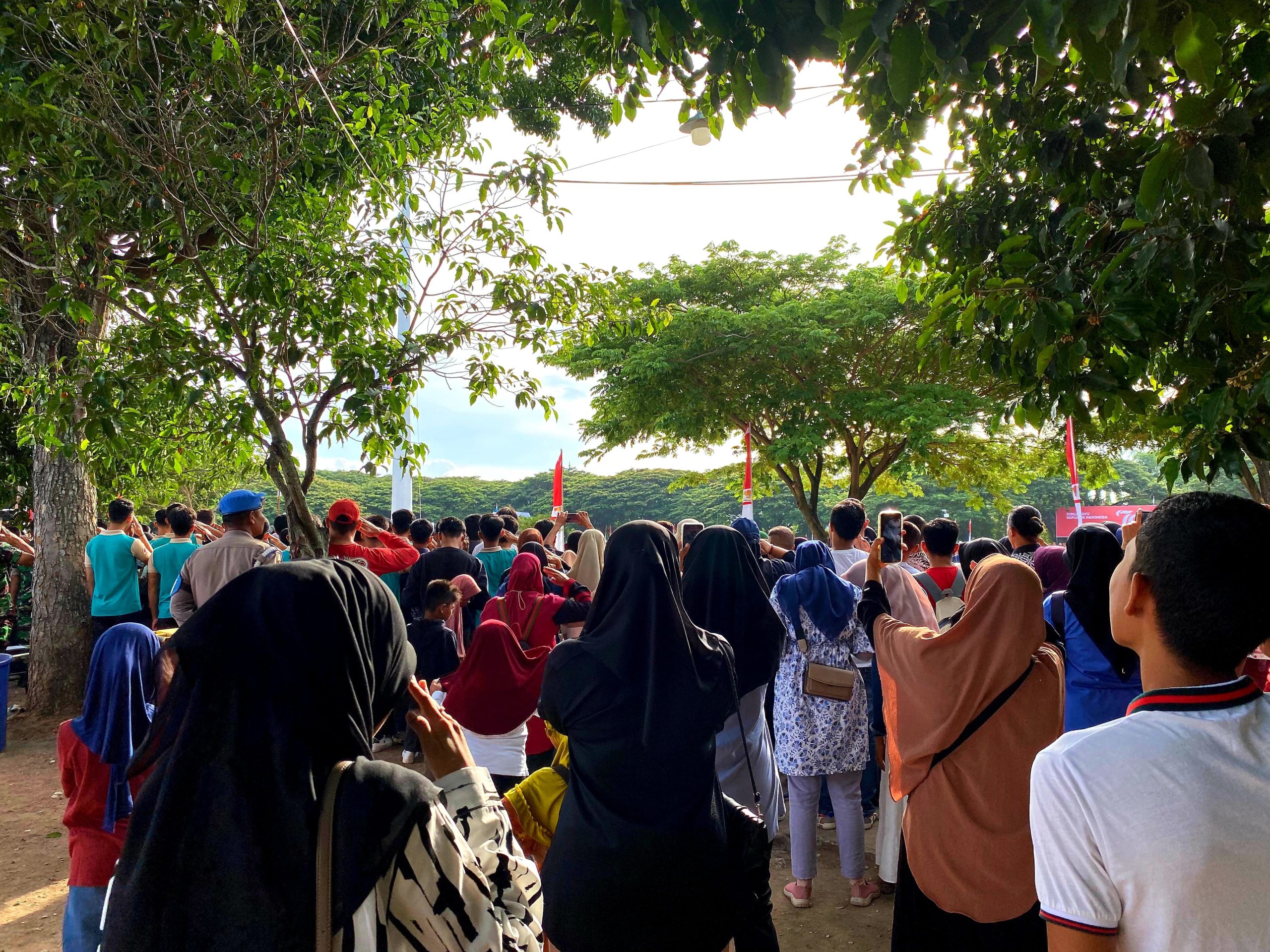 Antusiasme warga saat Upacara Penaikan Bendera Merah Putih di Blang Padang, Kota Banda Aceh. (Foto: Nukilan)