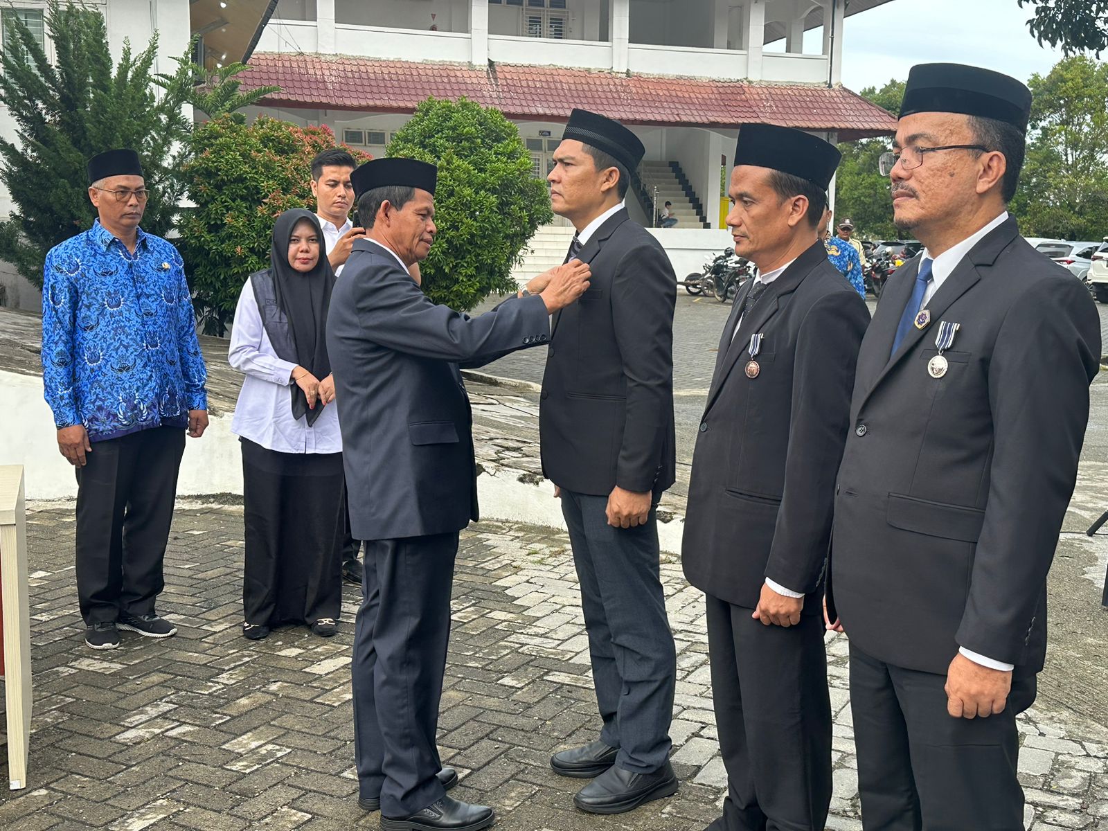 Penganugerahan Satyalancana Karya Satya oleh Rektor UTU. (Foto: Humas UTU)