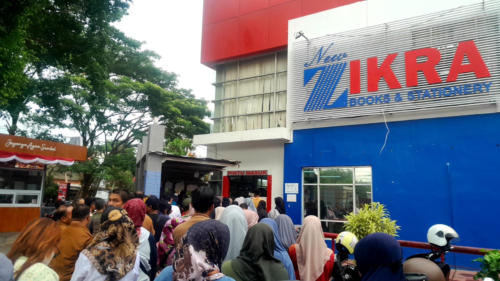 Suasana antrean di halam Toko Buku New Zikra. (Foto: Nukilan)
