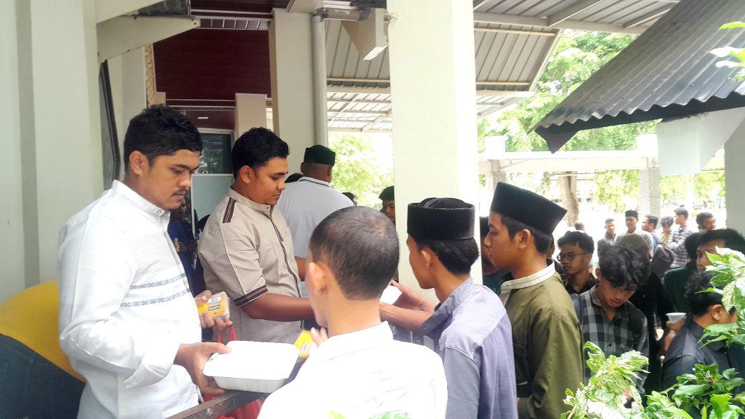 Pembagian nasi gratis kepada jemaah usai sala jumat di Masjid Al-Mizan, FEB USK. (Foto: Nukilan)