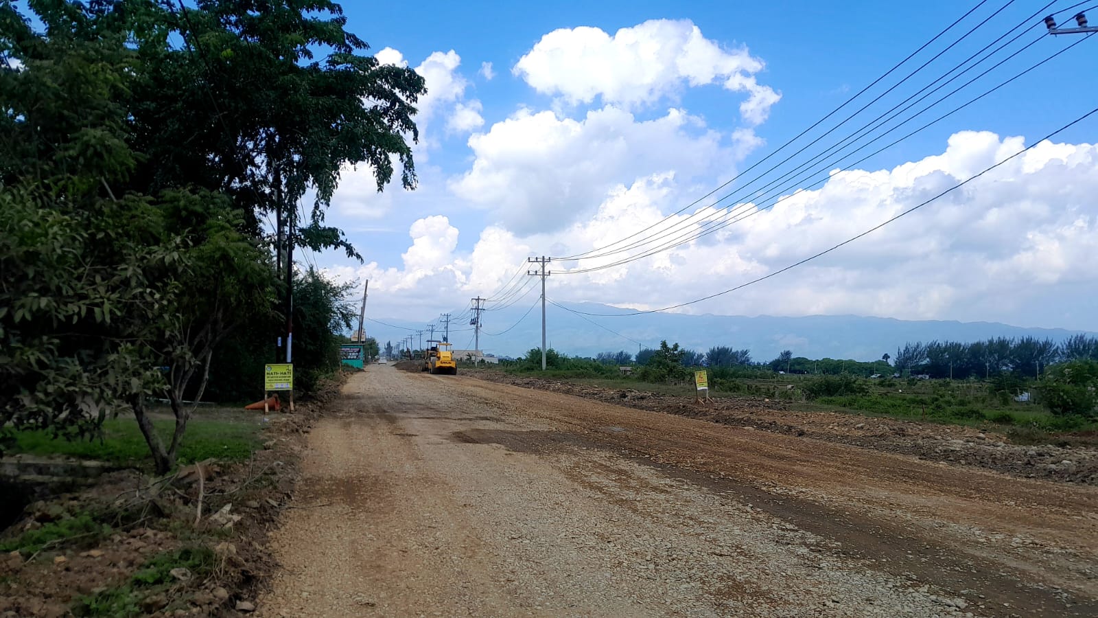 Potret Jalan Limpok-Cot Iri yang Mulai Diperbaiki. (Foto: Nukilan)