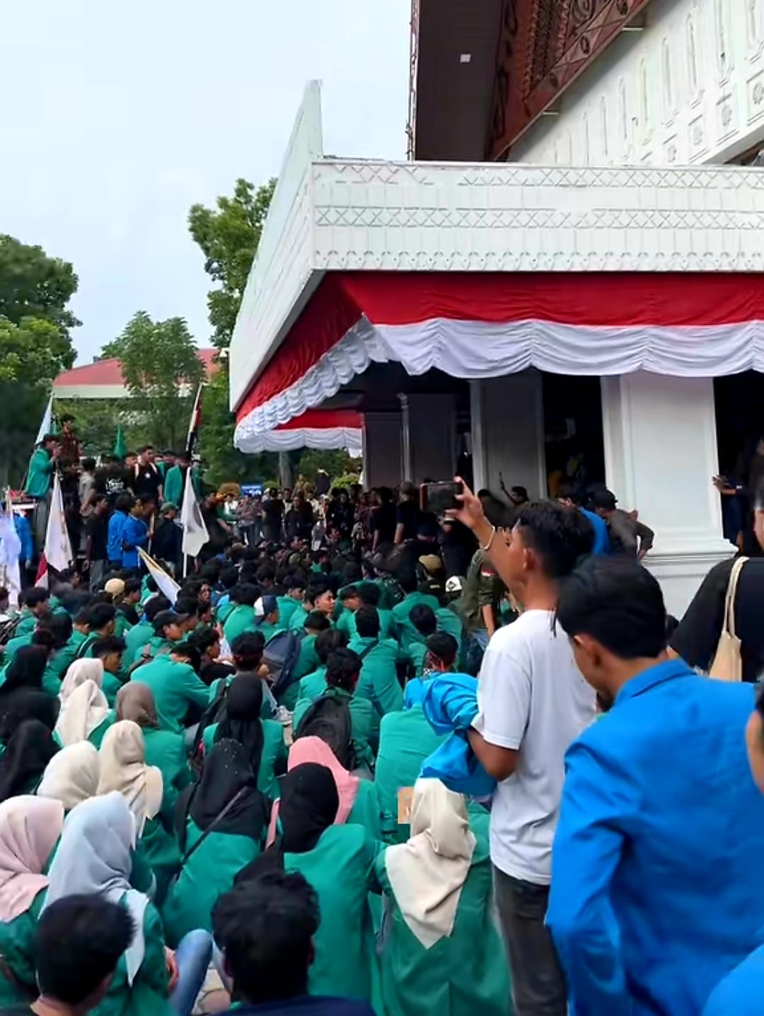Massa aksi #KawalPutusanMK di depan Gedung DPRA. (Foto: Nukilan)