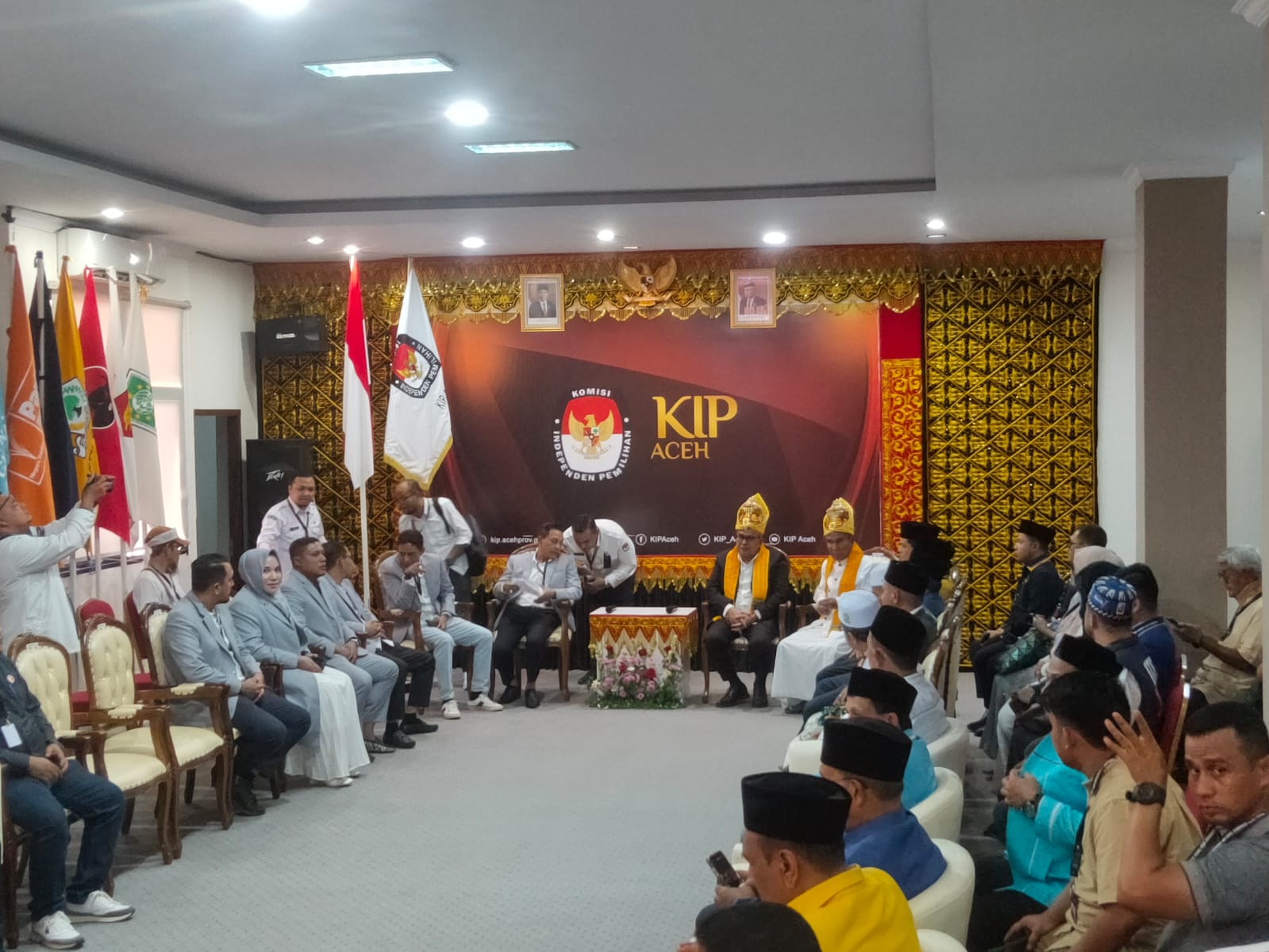 Bustami Hamzah dan Tgk H Muhammad Yusuf A Wahab saat mendaftar di KIP Aceh. (Foto: Nukilan/Rezi)