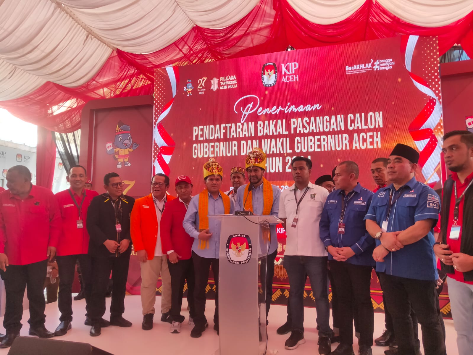 Mulem-Dek Fadh beserta para pendukung saat mendaftar di KIP Aceh, pada Kamis 29 Agustus 2024. (Foto: Nukilan/Rezi)