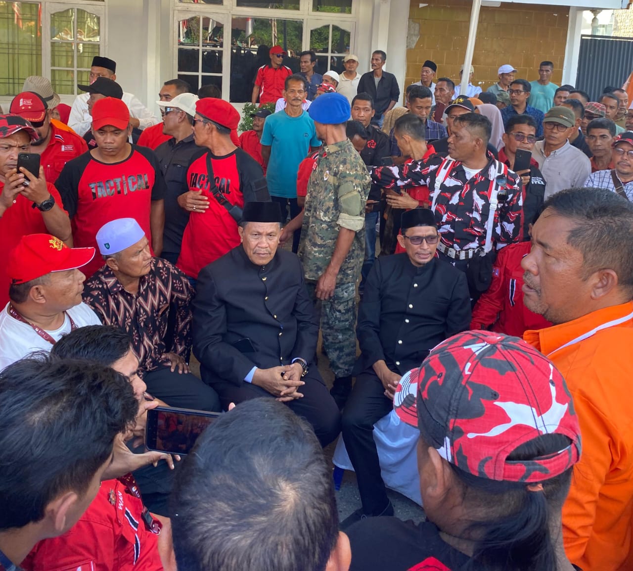 Pasangan AMAL bersama para relawan dan pendukung saat mendaftar ke KIP Aceh Selatan. (Foto: Nukilan)