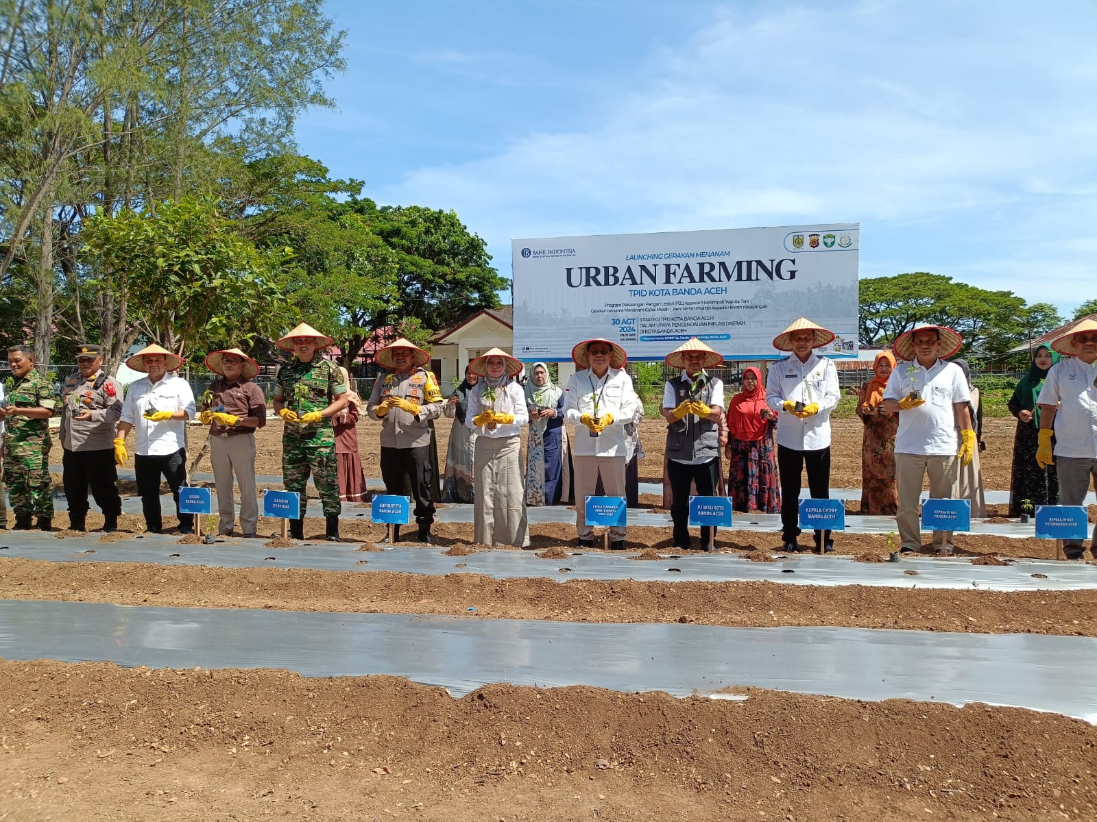 Peluncuruan Gerakan Menanam 'Urban Farming' di halaman Kantor Dinas Pangan, Pertanian, Perikanan, dan Kelautan (DP2KP), Gampong Pande, Banda Aceh,  pada Jumat (30/8/2024).