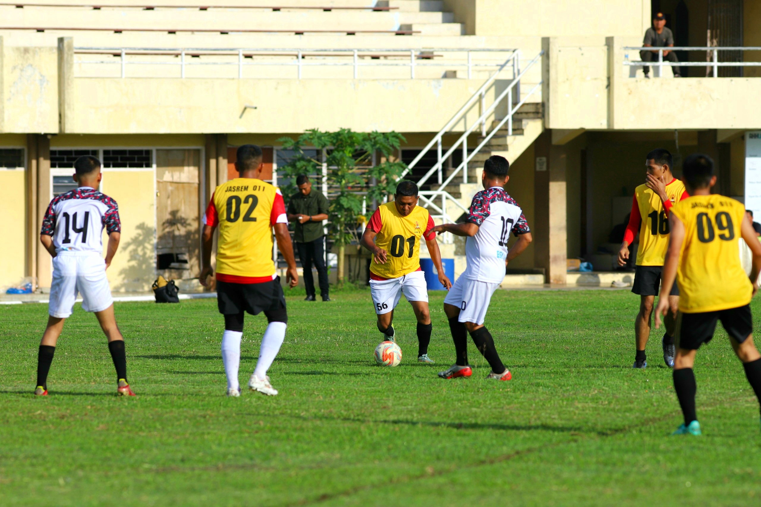 Keseruan Bola TNI VS Polri Sinergitas Sukseskan Pilkada di Wilayah Korem Lilawangsa. (Foto: For Nukilan)