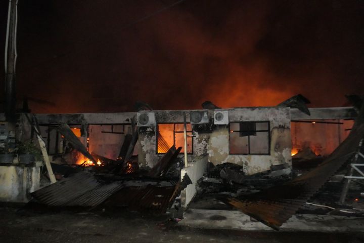 12 unit rumah di kompleks asrama polisi di Desa Lamteumen Barat, Kecamatan Jaya Baru, Kota Banda Aceh, ludes terbakar. (Foto: Medcom.id)