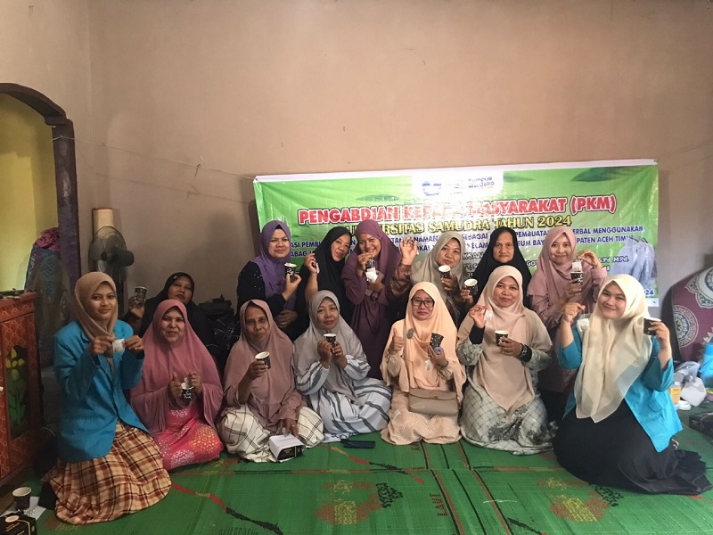 Dosen Unsam Berikan Edukasi Pemanfaatan Tanaman Sereh untuk Warga Birem Bayeun. (Foto: Waspada.id)
