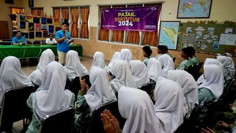 Para siswa SMA Laboratorium Unsyiah Banda Aceh antusias mengikuti kegiatan "Pajak Bertutur" (Foto: Humas DJP Aceh)