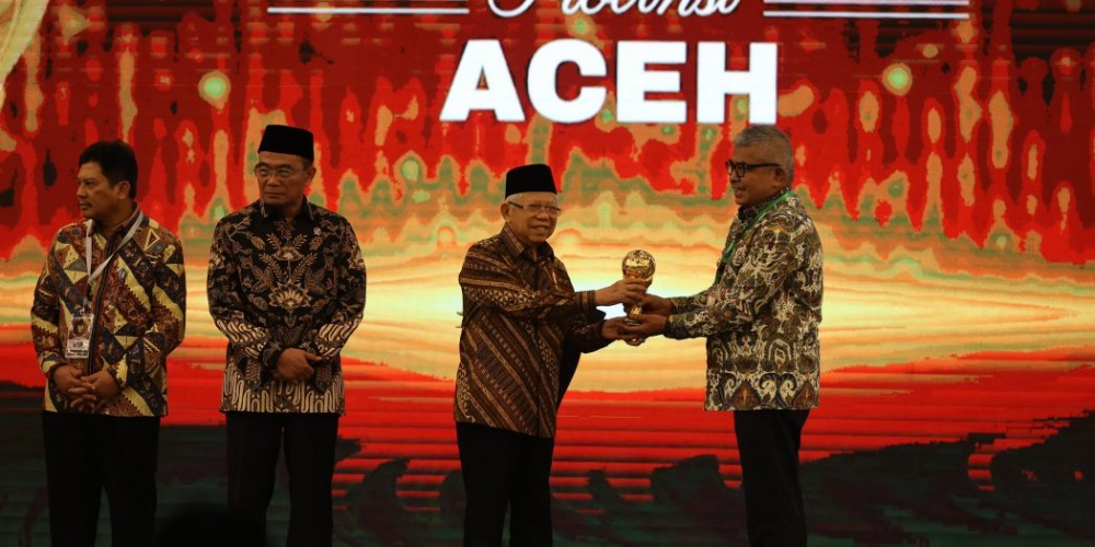 Pj. Gubernur Aceh, Bustami, SE, M.Si, menerima penghargaan Universal Health Coverage atas Pencapaian Jaminan Kesehatan yang Tinggi di Aceh yang diserahkan langsung Oleh Wakil Presiden RI K.H. Ma'ruf Amin di The Karakatau Grand Ballroom, Jakarta. (Foto: MC Aceh)