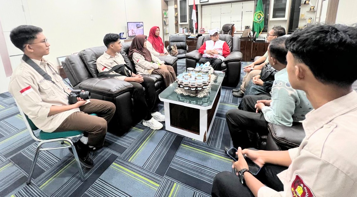 Kakanwil Kemenag Aceh Azhari menerima audiensi Panitia Saleum MAN 1 Banda Aceh. (Foto: Kemenag Aceh)