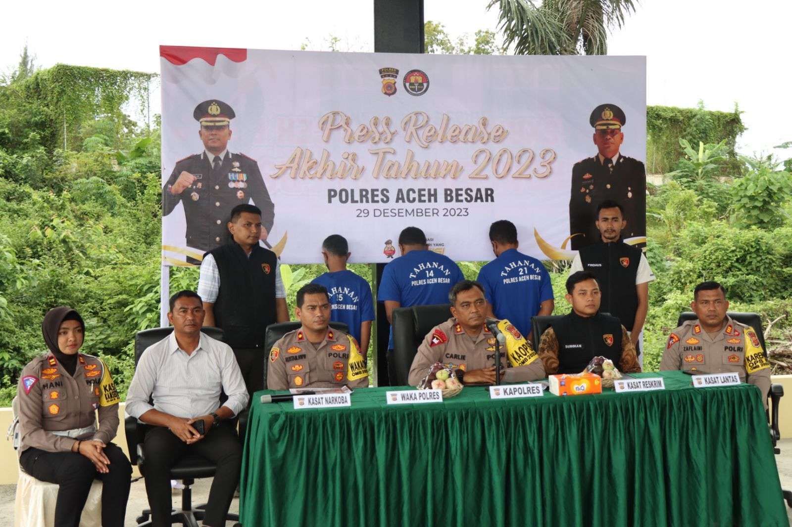 Kapolres Aceh Besar, AKBP Carlie Syahputra Bustaman, S.I.K M.H didampingi Waka Polres saat konferensi pers. (Foto: Humas Polres Abes)
