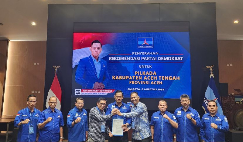 Ketua Umum DPP Partai Demokrat resmi menyerahkan surat rekomendasi kepada pasangan calon Bupati dan Wakil Bupati Aceh Tengah, Alhudri dan Alaidin Abu Abbas. (Foto: For Nukilan)