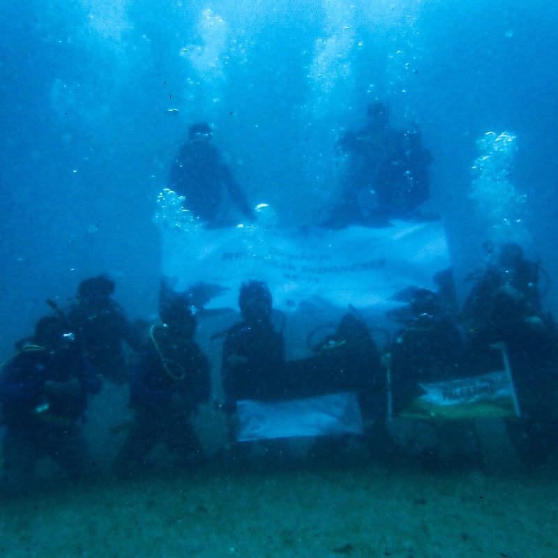 Pengibaran Bendera Merah Putih di Dasar Laut . (Foto: Ocean Diving Club)