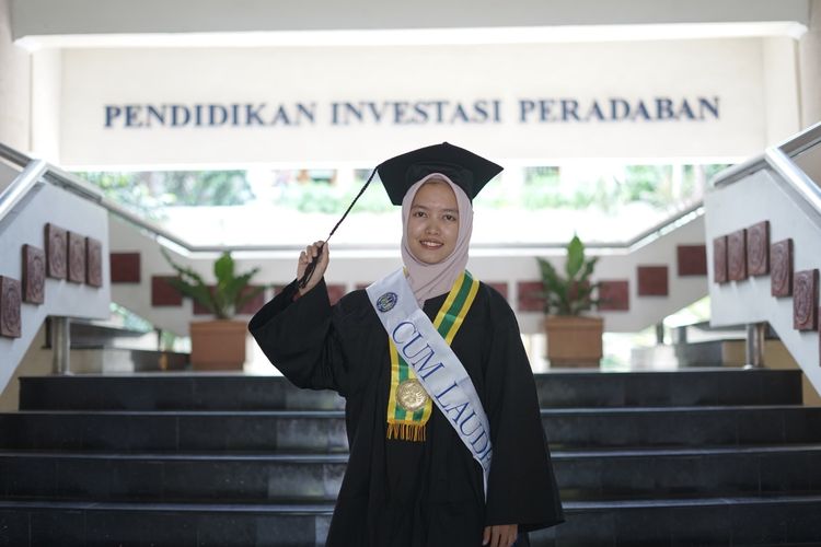 Elin Kartika merupakan salah satu wisudawan UNY yang berprestasi lulus dengan IPK 3,95 dan menyandang predikat Cumlaude. (Foto: DOK. UNY)