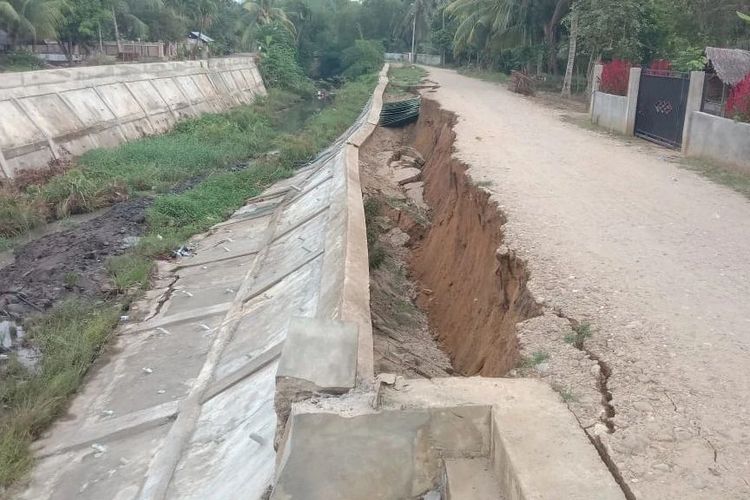 Tanggul irigasi di Desa Krueng Seupeng, Kecamatan Kuta Makmur, Kabupaten Aceh Utara, yang baru dibangun pada 2023 dengan anggaran Rp 2 miliar, kini mengalami kerusakan serius. (Foto: Kompas.com)