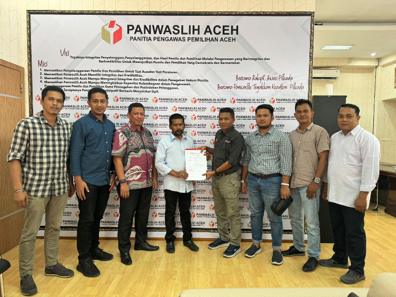 Wakil Ketua Partai Aceh, Suadi Sulaiman atau Adi Laweung, bersama tim kuasa hukum Partai Aceh melaporkan ketidakprofesionalan KIP Aceh kepada Panwaslih Aceh. (Foto: For Nukilan)