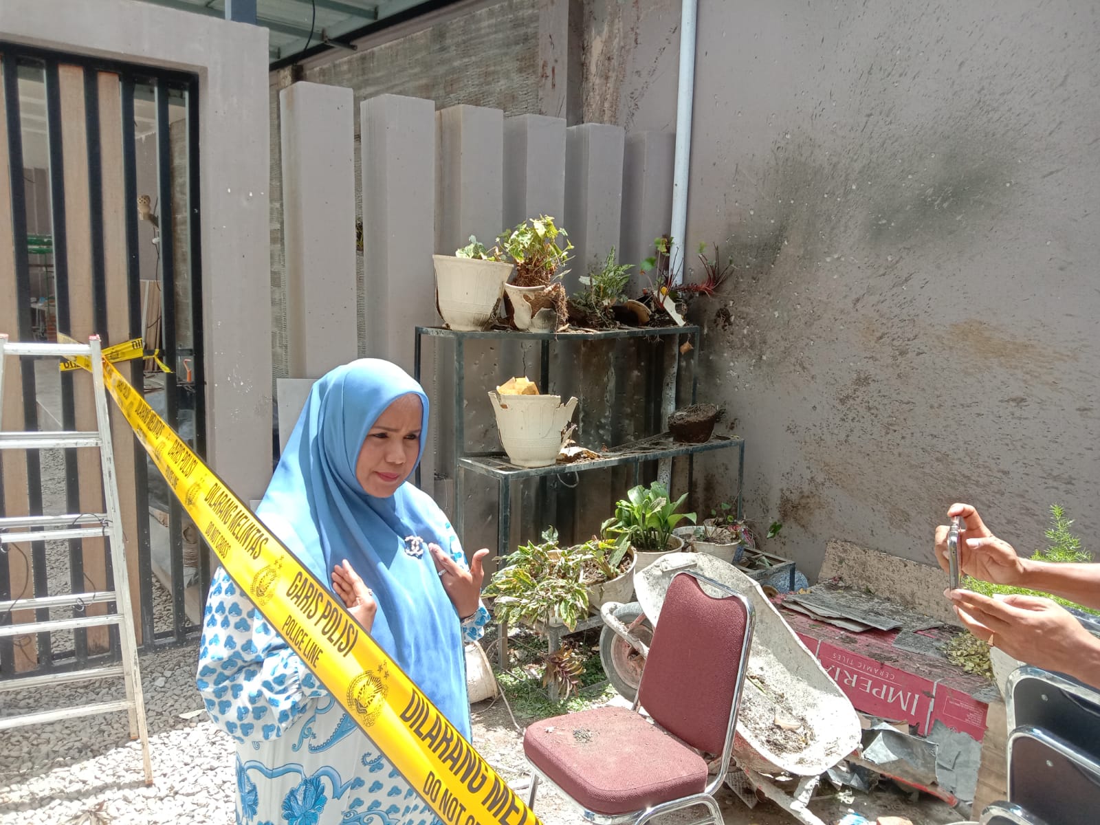 Mellani Subarni saat menceritakan kejadian ledakan di rumahnya. (Foto: For Nukilan)