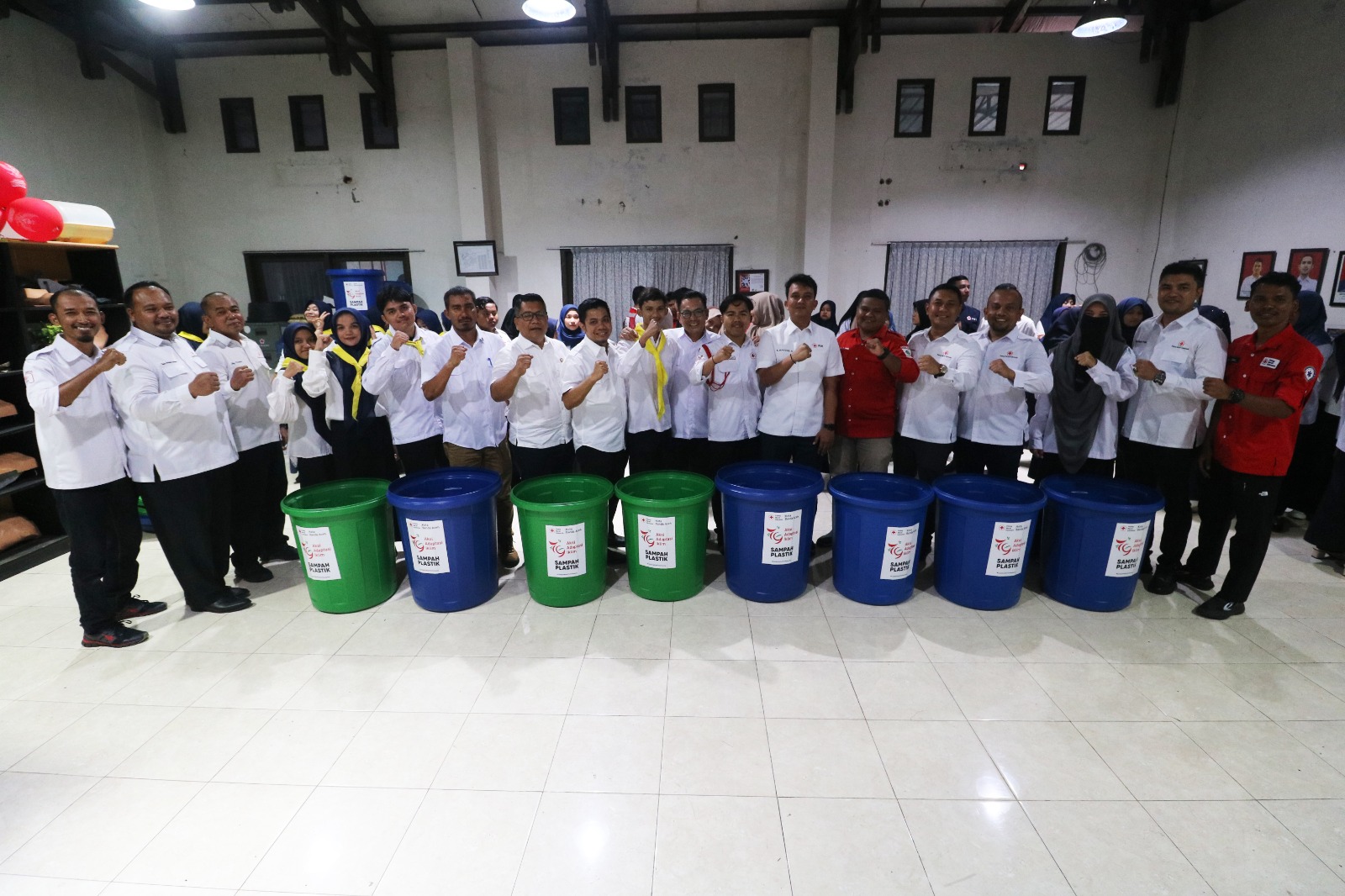 Pengurus PMI Kota Banda Aceh membagikan tong sampah kepada perguruan tinggi dan sekolah. (Foto: Dok. PMI Banda Aceh)