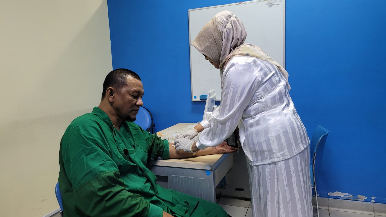 Fadhil Rahmi saat menjalani pemeriksaan kesehatan di RSUDZA Banda Aceh, pada Selasa 17 September 2024. (Foto: For Nukilan)