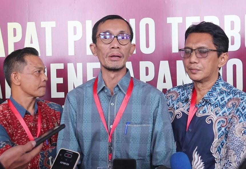 Ketua KIP Aceh, Saiful Bismi, saat diwawancarai awak media. (Foto: Nukilan)