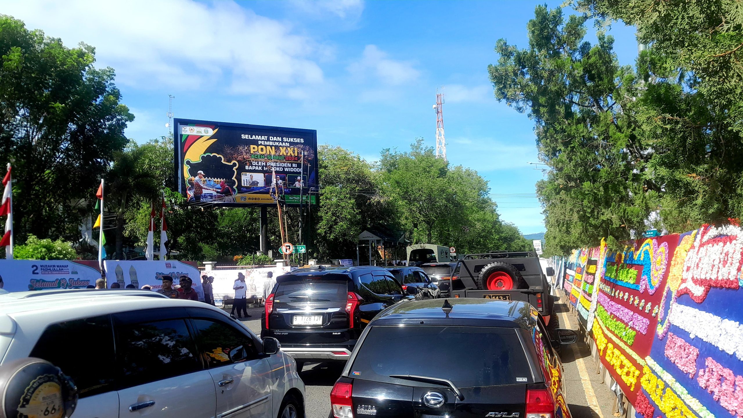 `Jalan di Sekitar Gedung DPRA Padat Merayap Saat Pelantikan Anggota DPRA masa jabatan 2024-2029. (Foto: Nukilan)
