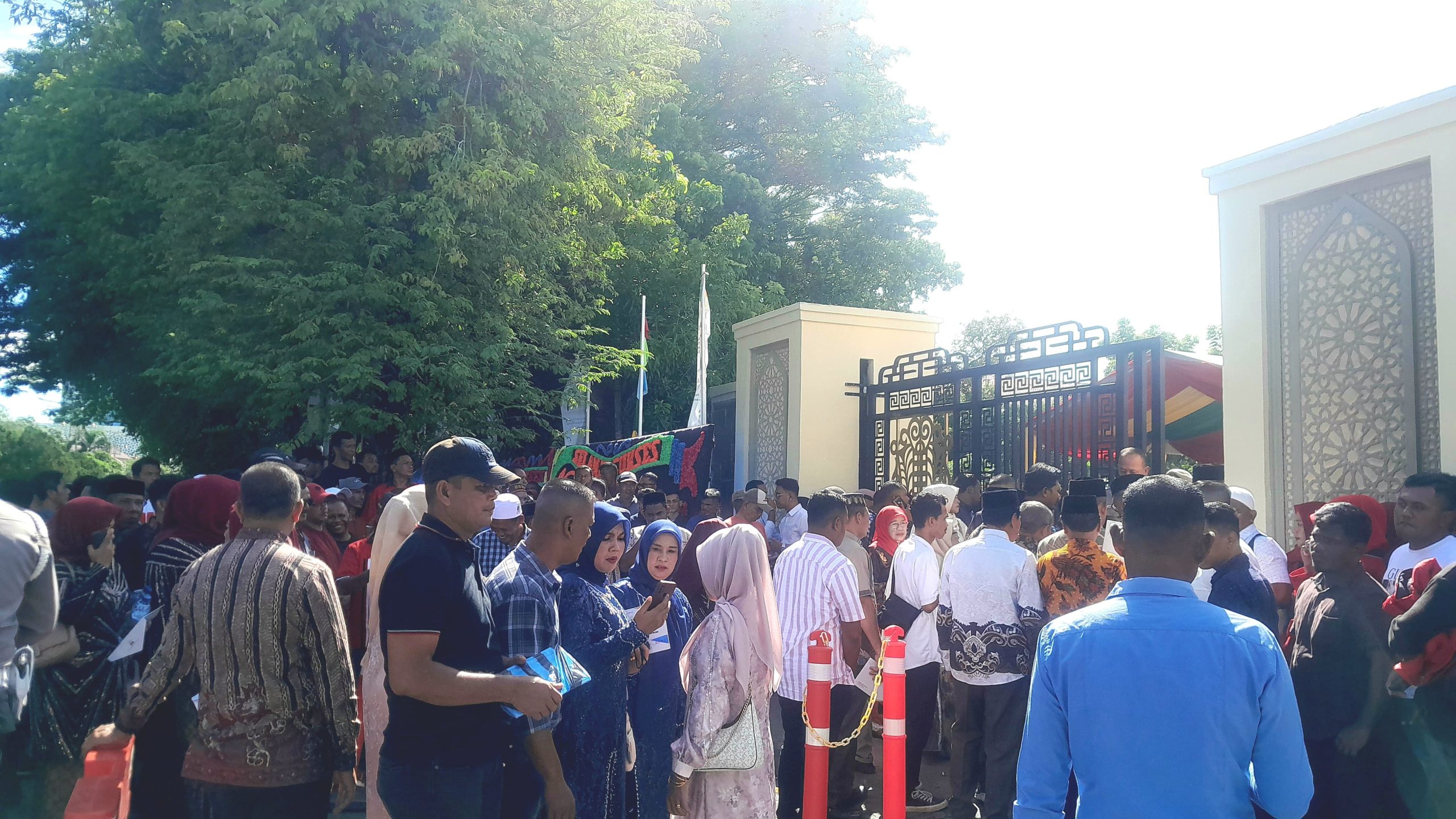 Ribuan Pendukung Hadiri Pelantikan Anggota DPRA 2024-2029. (Foto: Nukilan)