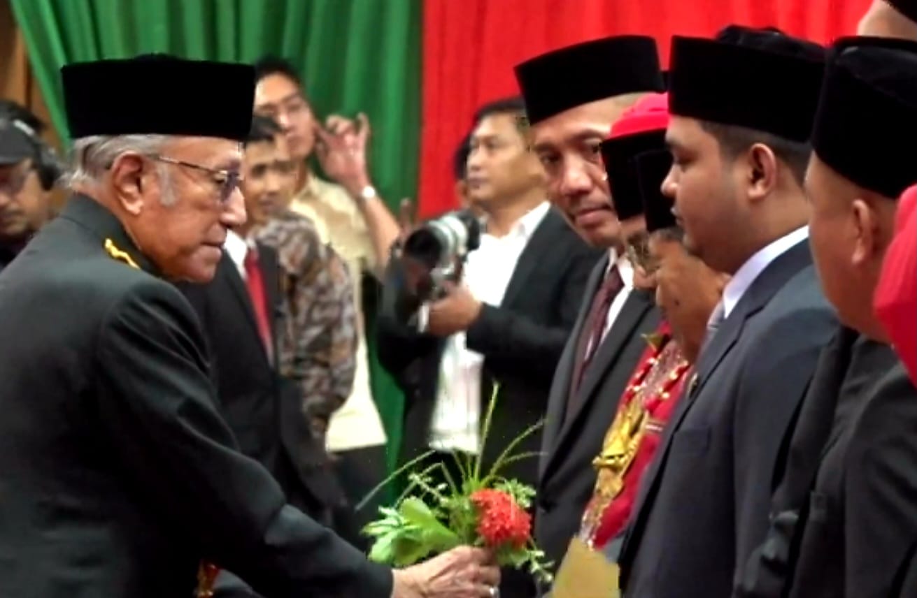 Paduka Yang Mulia Wali Nanggroe Aceh, Tgk Malik Mahmud Al Haythar Mempeusijuek 81 Anggota DPR Aceh yang Dilantik. (Foto: Nukilan)