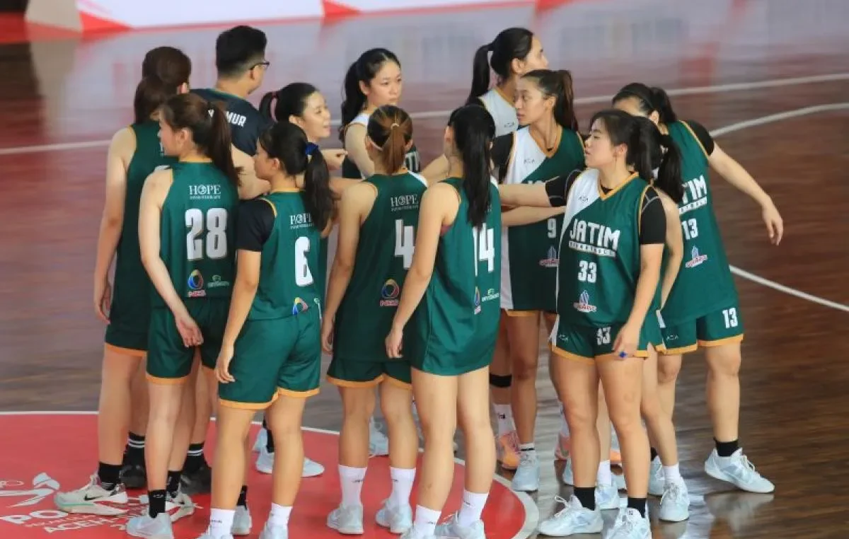 Sejumlah pebasket putri Jawa Timur melakukan latihan dan uji coba lapangan basket PON XXI Aceh-Sumut 2024 di komplek GOR Stadion Harapan Bangsa, Banda Aceh. (Foto: ANTARA)