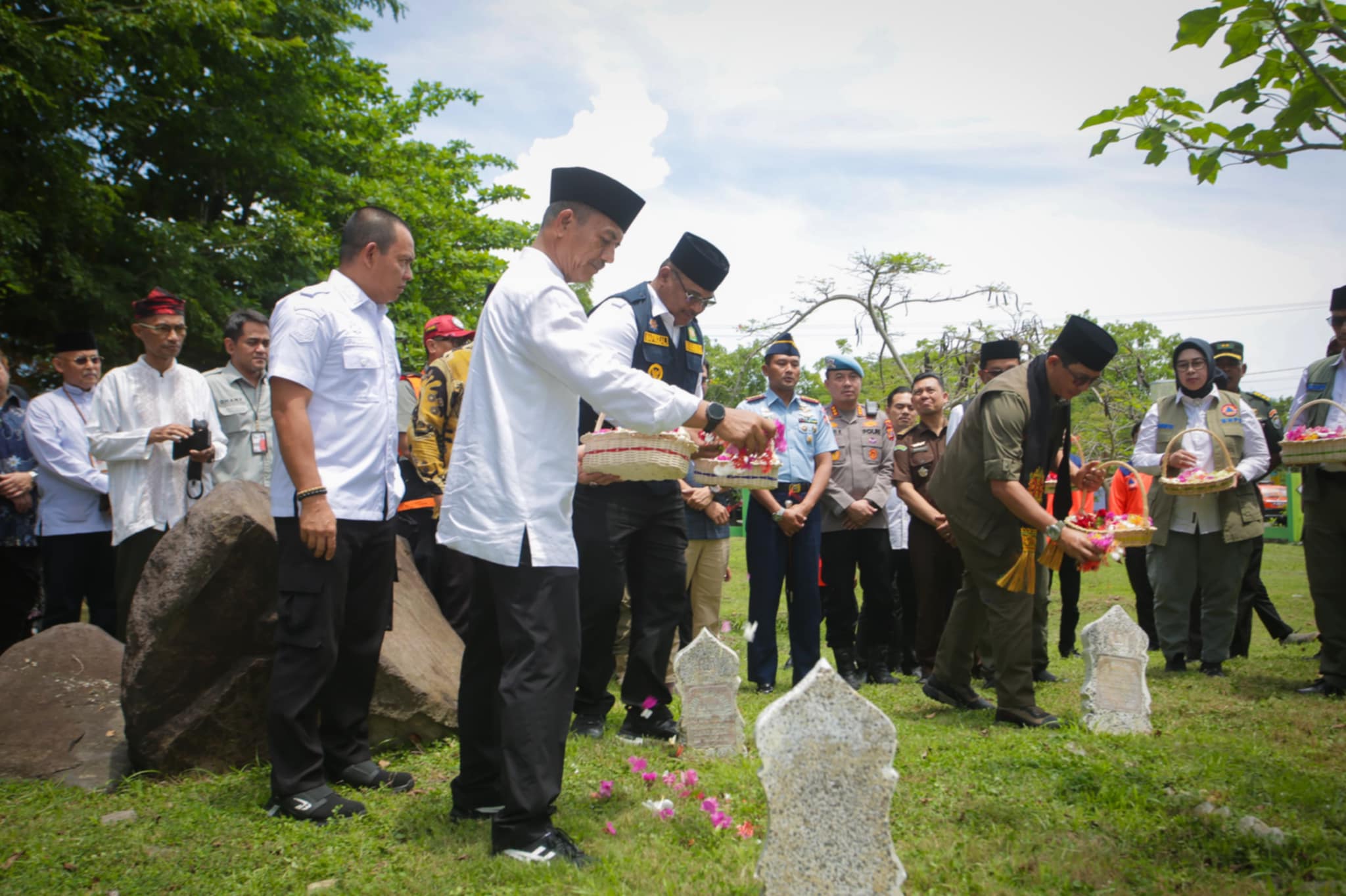 Pj Wali Kota Banda Aceh Ade Surya saat ziarah di Kuburan Massal korban Tsunami Ulee Lheue. (Foto: Dok. Humas Pemko Banda Aceh)