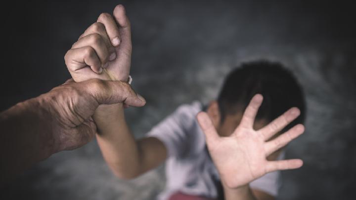 Ilustrasi kekerasan terhadap anak. (Foto: Shutterstock)