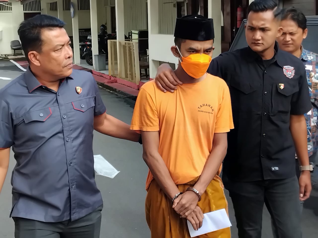 Tersangka tindak pidana Pemerasan, Pengancaman dan pemerkosaan terhadap guru SF saat di Mapolres Aceh Selatan. (Foto: For Nukilan)