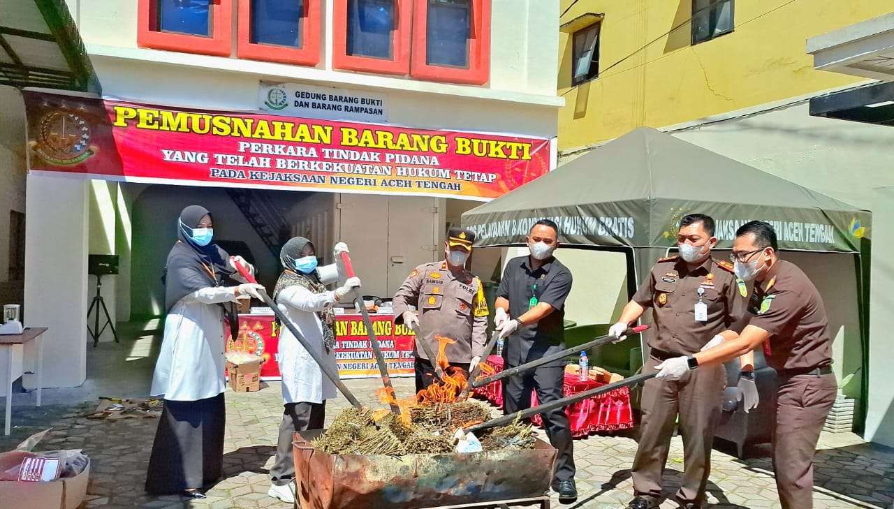 Kejari Aceh Tengah Musnahkan Barang Bukti 43 Perkara Tindak Pidana. (Foto: RRI)