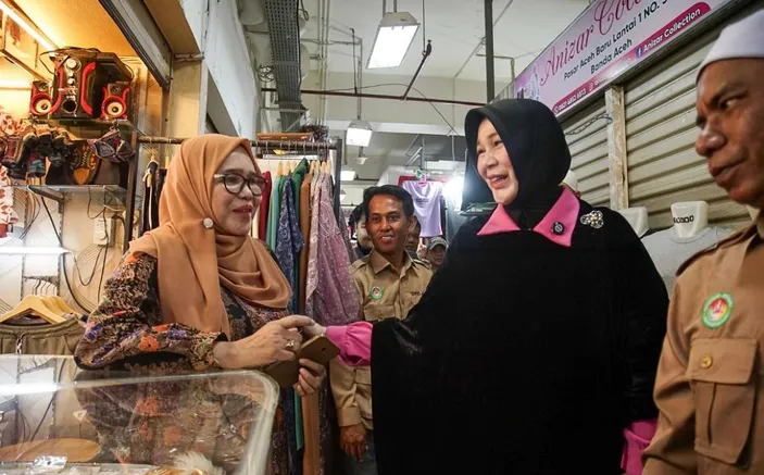 Illiza Sa'aduddin Djamal Blusukan ke Pasar Aceh, Promosikan Dagangan Pedagang di TikTok. (Foto: Pikiran Rakyat)