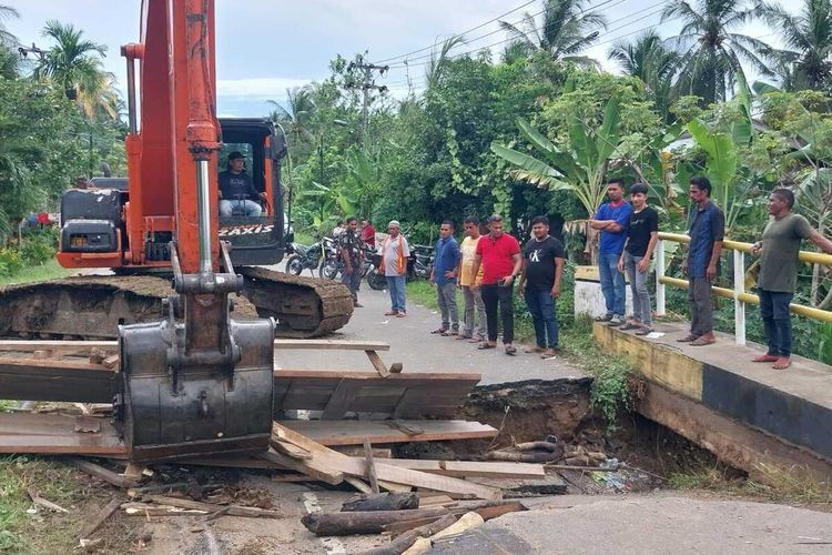 Jalan penghubung antar Kabupaten Bener Meriah dan Kabupaten Aceh Utara, Provinsi Aceh di Desa Paya Dua, Kecamatan Banda Baro, Kabupaten Aceh Utara. (Foto: Kompas.com)