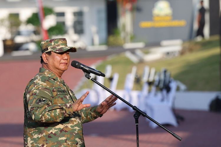 Presiden Prabowo Subianto memberikan pengarahan kepada para menteri, wakil menteri, hingga kepala lembaga di hari pertama retret di Akademi Militer, Magelang, Jawa Tengah. (Foto: Kompas)