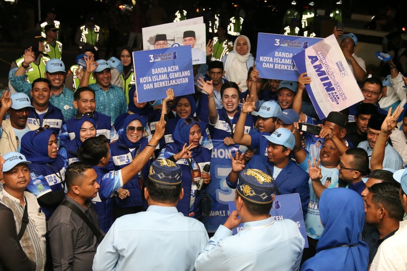 Meriah! Pendukung Pasangan AMIN Padati Lokasi Debat Cakada Banda Aceh